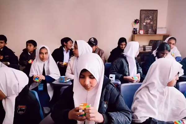 The Beijing One Heart Sphere Charity Foundation Hearts and the China-Pakistan Youth Exchange Group have prepared a Rubik's Cube course for the children of Pakistani schools.